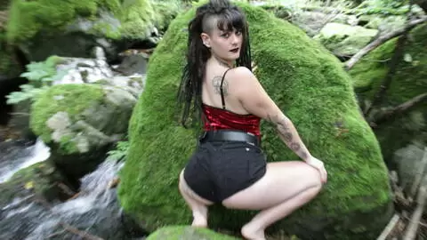 Agatha Dreadlocks pose pour des photos sexy dans la rivière photo 6