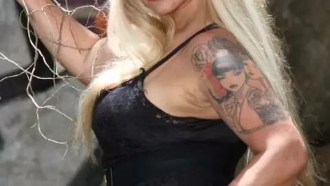 La mère de famille latina à gros nichons Alexa Blun pose en pleine forêt  photo 3