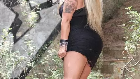 La mère de famille latina à gros nichons Alexa Blun pose en pleine forêt  photo 4