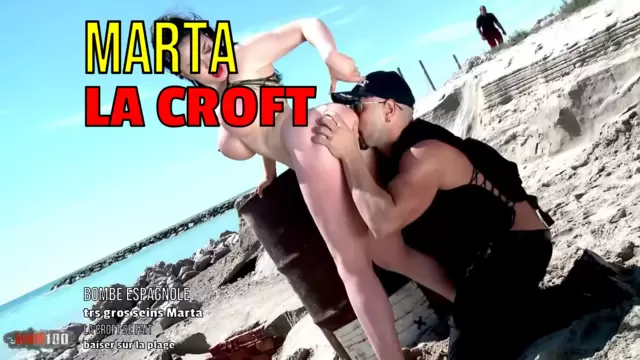 Bombe espagnole à très gros seins Marta La Croft se fait baiser sur la plage
