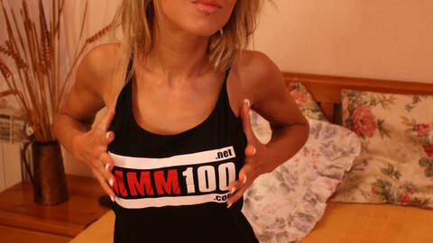 La jolie blonde Alexia Vendome faisant un striptease vetue du Tshirt MMM100 
