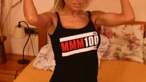 La jolie blonde Alexia Vendome faisant un striptease vetue du Tshirt MMM100 