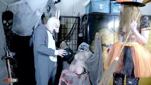 Halloween Frenzy : Terry en costume de lapin bizarre baise la sorcière belge Alice Maze photo 01