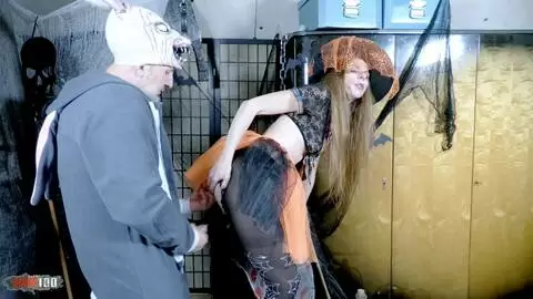 Halloween Frenzy : Terry en costume de lapin bizarre baise la sorcière belge Alice Maze photo 04