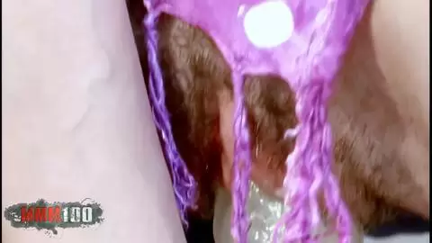 Alice une superbe MILF française à chatte poilue se branle avec un gros gode photo 11