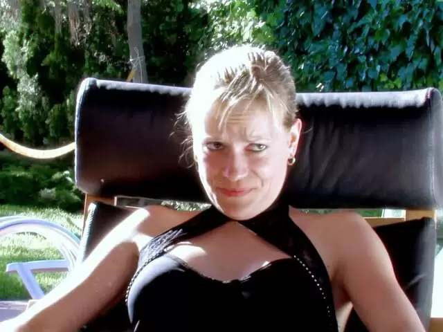 Entretien avec la blonde française Alicia Flore photo 1