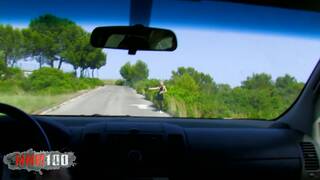 Arret pipi en voiture avec la 