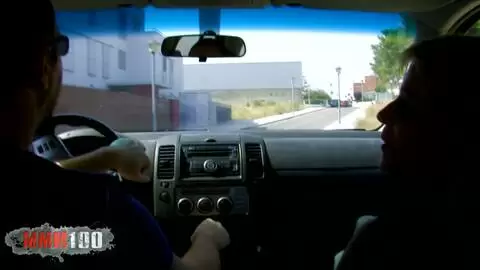 Arret pipi en voiture avec la milf blonde française Alicia Flore photo 02