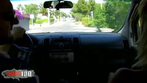 Arret pipi en voiture avec la milf blonde française Alicia Flore photo 09