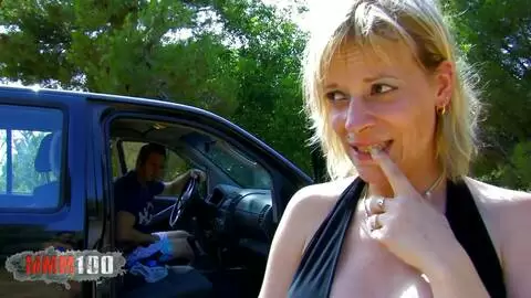 Arret pipi en voiture avec la milf blonde française Alicia Flore photo 14