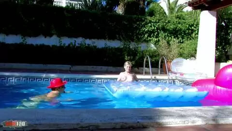 Baise au bord de la piscine avec la milf française blonde maigre Alicia Flore photo 01