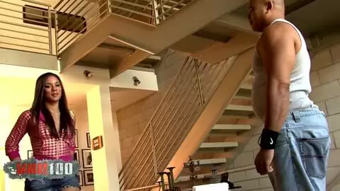 Petite bimbo latina se fait baiser par une énorme queue photo 01