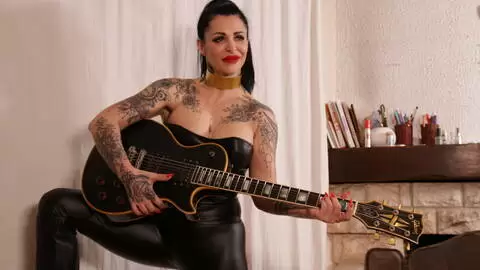 Shooting photo avec la superbe MILF Alicia Dark et une Gibson Les Paul photo 5