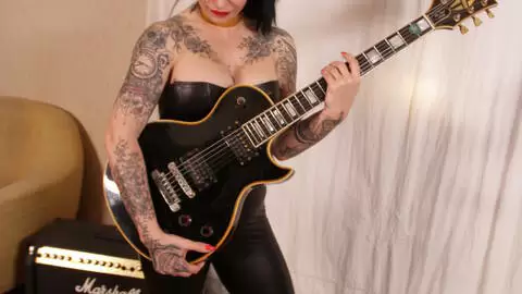 Shooting photo avec la superbe MILF Alicia Dark et une Gibson Les Paul photo 6