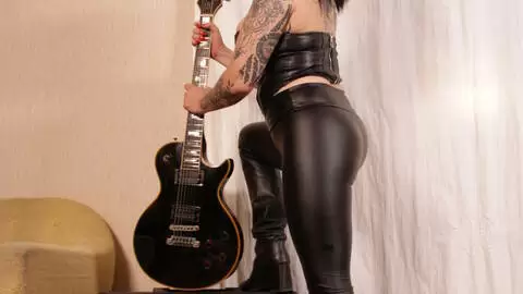 Shooting photo avec la superbe MILF Alicia Dark et une Gibson Les Paul photo 7