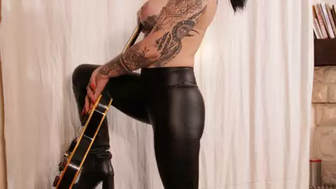 Shooting photo avec la superbe MILF Alicia Dark et une Gibson Les Paul photo 10