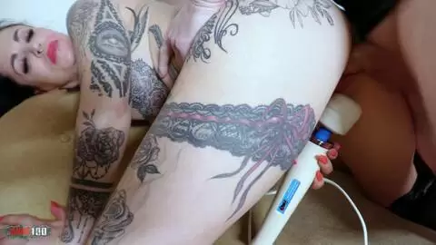 Fuck machine et sex anal pour la superbe française tatouée Alicia Dark photo 10