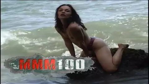 Jeunette chaudasse se dénude intégralement  photo 01