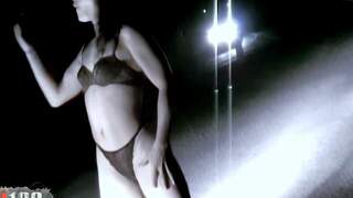 Alicya s'exhibe sur une route 