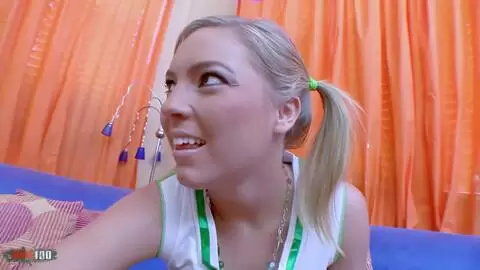 Cheerleader baisée par l'entraîneur photo 02