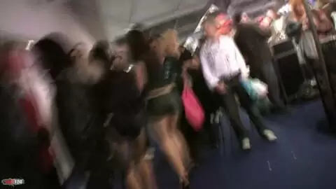 Aventure d'exposition érotique suivant Babe Allya aux toilettes publiques pour une scène de pipi photo 08