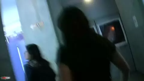 Aventure d'exposition érotique suivant Babe Allya aux toilettes publiques pour une scène de pipi photo 09