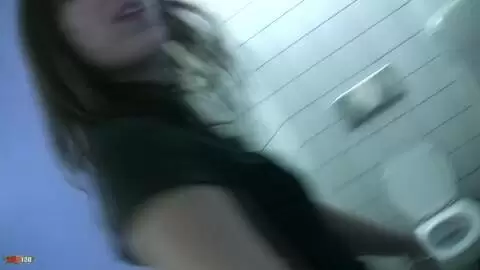 Aventure d'exposition érotique suivant Babe Allya aux toilettes publiques pour une scène de pipi photo 10