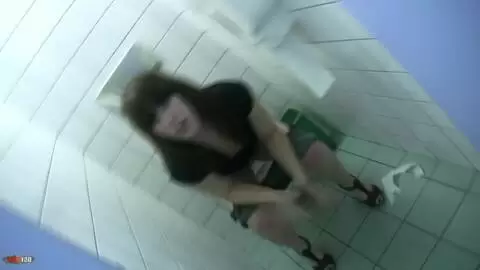 Aventure d'exposition érotique suivant Babe Allya aux toilettes publiques pour une scène de pipi photo 11