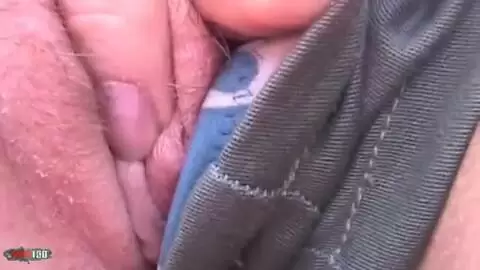 Alys Rebel exhibe sa chatte dans la voiture photo 13