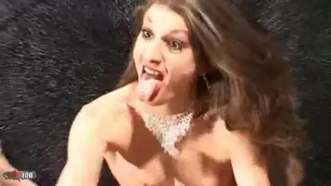 La pornstar teen brune Alys Rebel pose dans le garage  photo 11