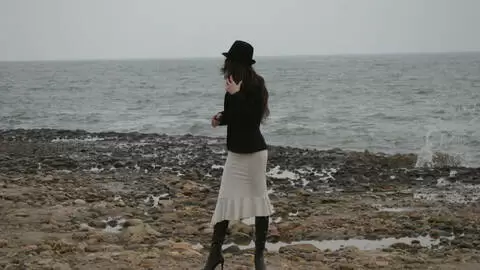 La belle petite Alys Rebel faisant un striptease  photo 2