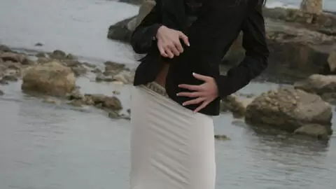 La belle petite Alys Rebel faisant un striptease  photo 3