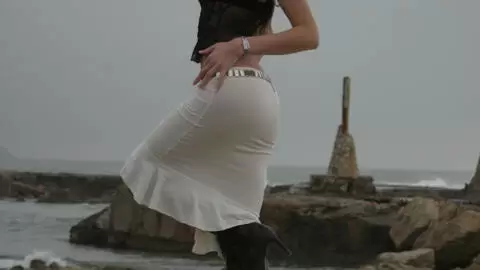 La belle petite Alys Rebel faisant un striptease  photo 11