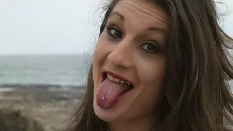 La belle petite Alys Rebel faisant un striptease 