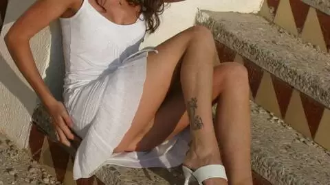 La belle jeune Alys Rebel se déshabillant  photo 7