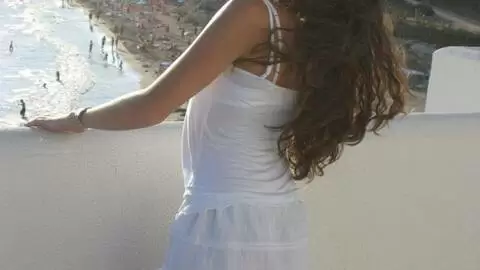 La belle jeune Alys Rebel se déshabillant  photo 8