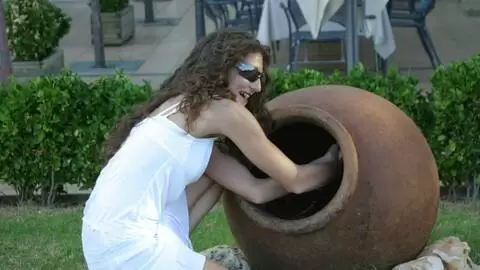 La belle jeune Alys Rebel se déshabillant  photo 12