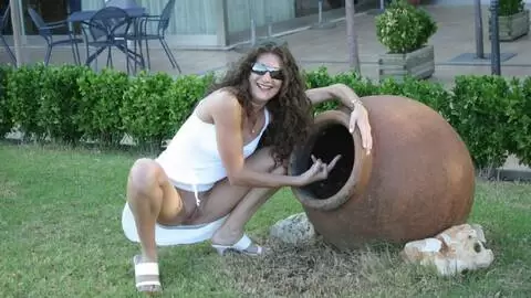 La belle jeune Alys Rebel se déshabillant  photo 13