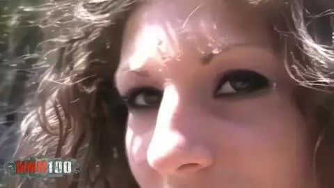 Alys Rebel baise en extérieur en making of photo 01