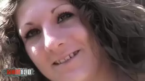 Alys Rebel baise en extérieur en making of photo 09