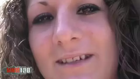 Alys Rebel baise en extérieur en making of photo 12