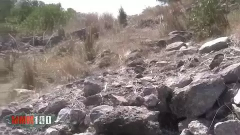 Alys Rebel baise en extérieur en making of photo 16