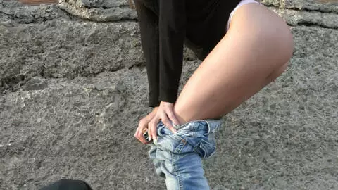 La magnifique Alys Rebel se déshabillant  photo 4