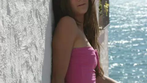 La belle Alys Rebel se déshabillant  photo 2