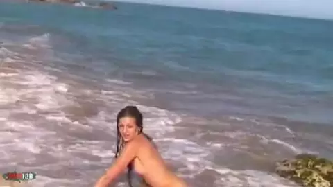 La belle teen brune Alys Rebel faisant un striptease  photo 13