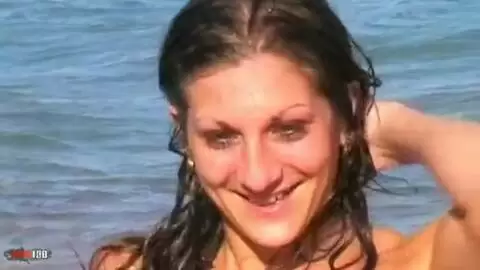 La belle teen brune Alys Rebel faisant un striptease  photo 16