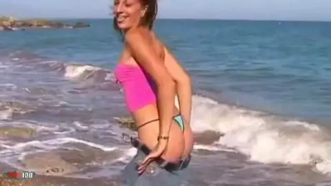 La belle teen brune Alys Rebel faisant un striptease 