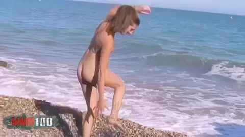 Photos avec la jeune française Alys Rebel qui fait son show dans les vagues photo 04