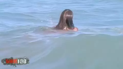 Photos avec la jeune française Alys Rebel qui fait son show dans les vagues photo 07