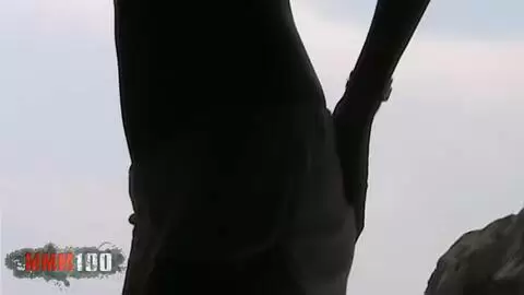 La ravissante brune Alys Rebel pose vetue d'un short sexy  photo 02